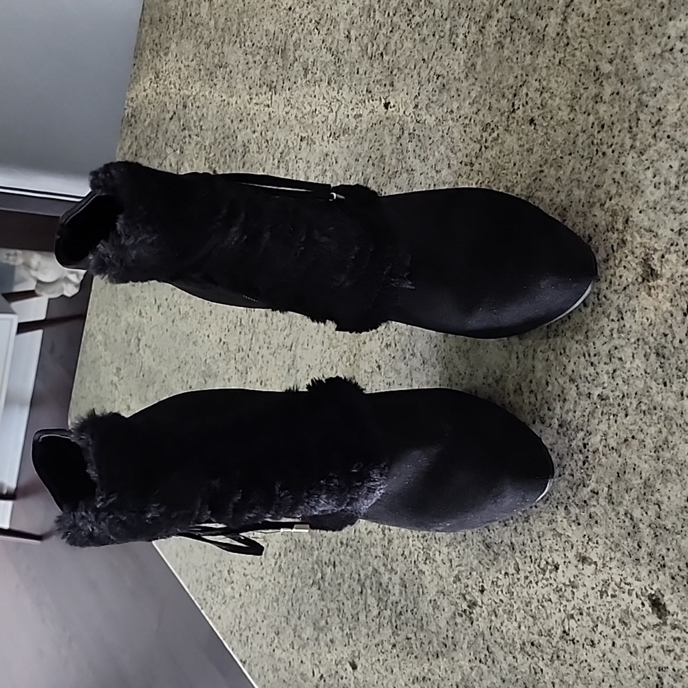 NWOT...Jennifer Lopez faux suede/faux fur stiletto black bootie!
